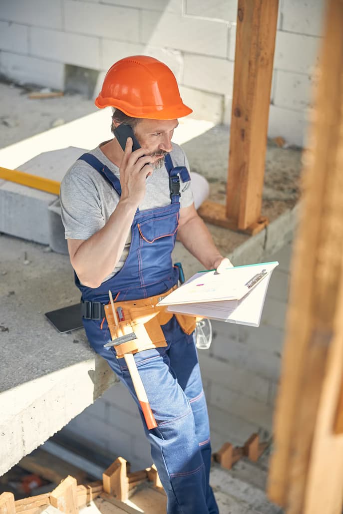 Artisan BTP utilisant RenoRex sur son téléphone