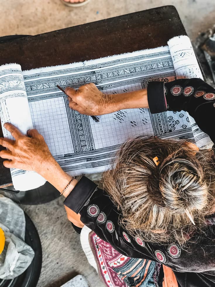 Artisan BTP consultant ses outils sur le chantier